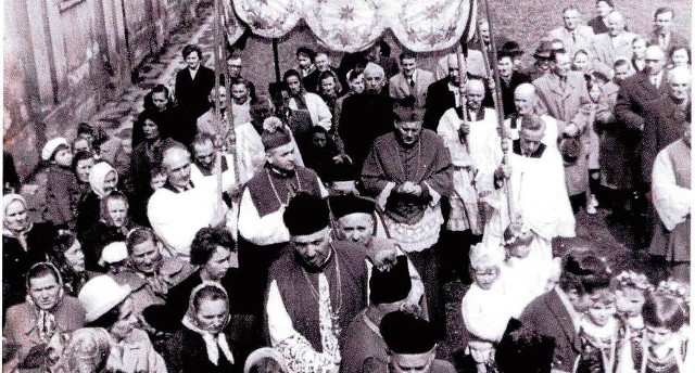 Rok 1963, Miechów. Procesja z bp Karolem Wojtyłą przeszła obok budynku Zamku Generałów