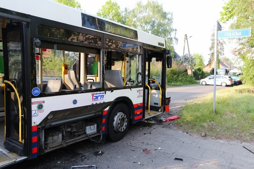 Wypadek autobusu i dwóch aut w Wielgowie. 10 osób jest rannych