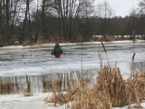 To jest dopiero zapalony wędkarz! Siedział na środku kry i... czekał na okonie