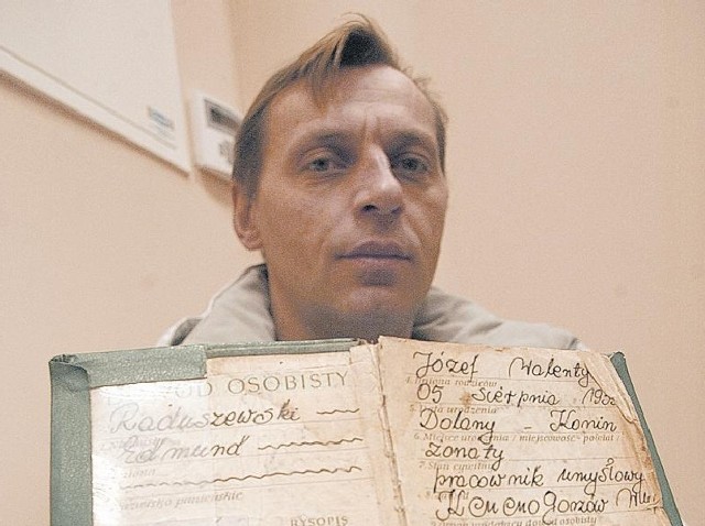 Andrzej Raduszewski pokazuje stary dowód osobisty swego taty Edmunda. - Ojciec od 1974 r. nie zmienił miejsca zameldowania, a sąd poszukiwał go listem gończym - mówi rozżalony.