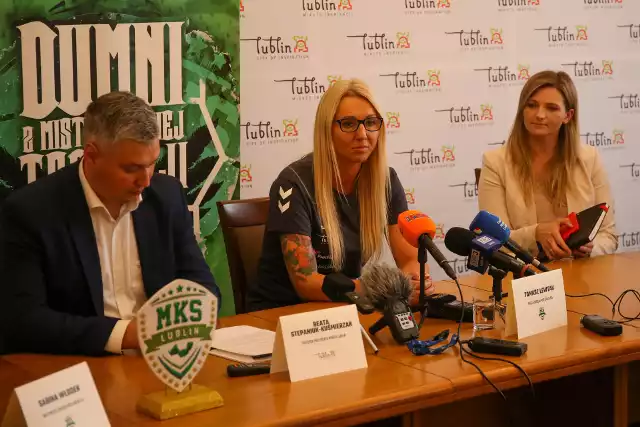 (We wtorek w lubelskim Ratuszu odbyła się konferencja prasowa z udziałem władz miasta i klubu oraz sztabu szkoleniowego i zawodniczek MKS FunFloor Lublin)