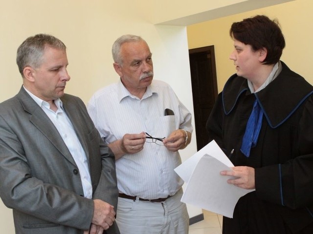 Ryszard Sylka (w środku), burmistrz Bytowa, pozwał grupę referendalną w trybie wyborczym o przedstawianie nieprawdy.