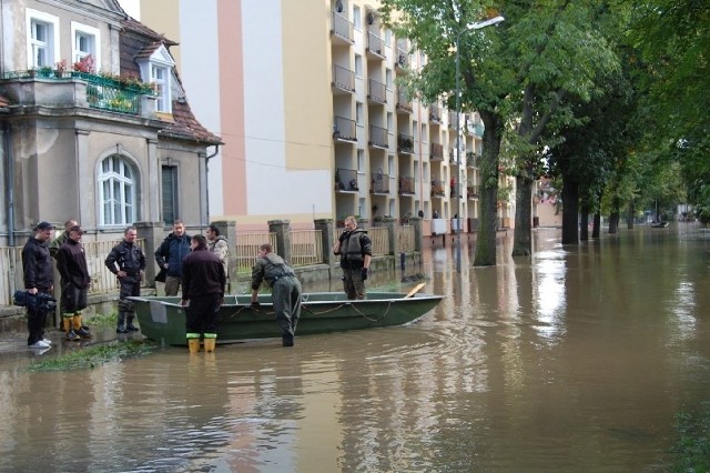 Woda na ul. Piastowskiej była tak wysoka, że do mieszkań można było dostać się tylko łodziami