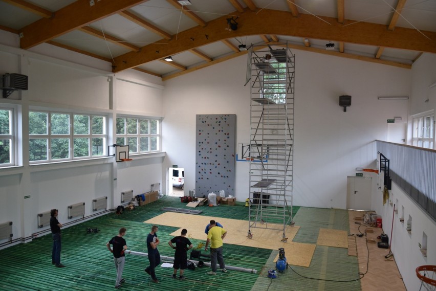 Budowa sali gimnastycznej w Dziebałtowie z lekkim poślizgiem. Trwają prace wykończeniowe (WIDEO)