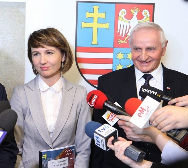 Rzecznik młodzieży przy marszałku Barbara Zamożniewicz oraz członek Zarządu Województwa Marek Jońca.