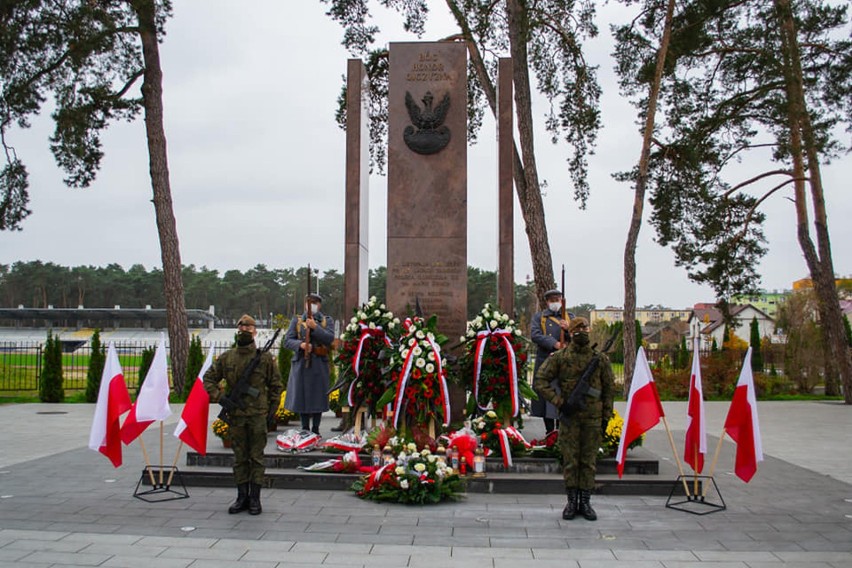 Obchody Święta Niepodległości w Kozienicach. Władze miasta i powiatu złożyły kwiaty oraz zapaliły znicze przy miejscach pamięci
