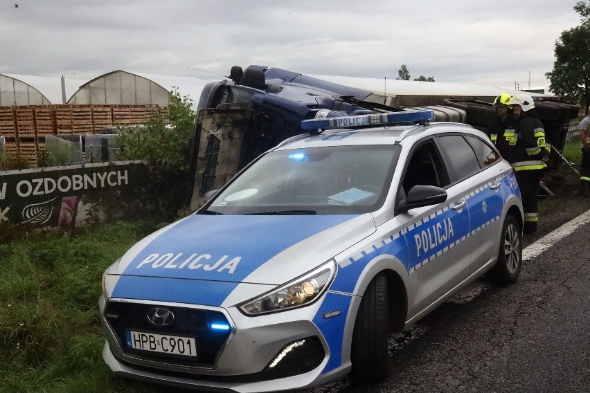 Wypadek na DK3 na Dolnym Śląsku. Ciężarówka wylądowała w...