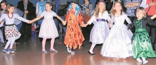 Maluchom... nogi same rwą się do tańca. Podczas sobotniej imprezy dziewczynki prezentowały także fantazyjne, kolorowe kostiumy. 