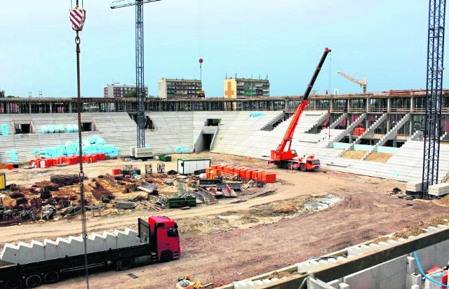 Trwa układanie stopni trybun na zachodniej i północnej części stadionu w Tychach. Obiekt jest budowany od 11 grudnia 2012 roku. Na stadionie mają się odbywać imprezy nie tylko sportowe