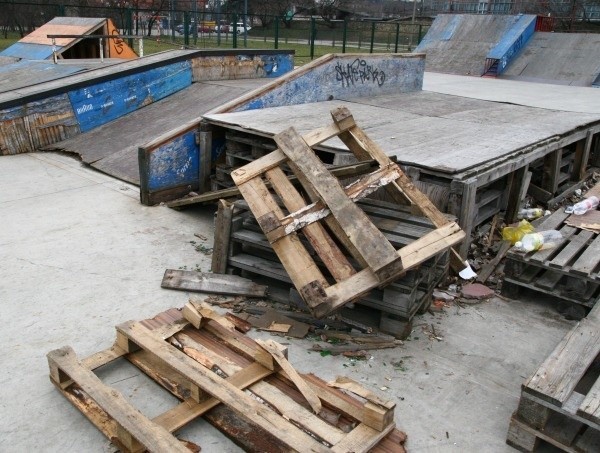 Stary skatepark jest w opłakanym stanie.