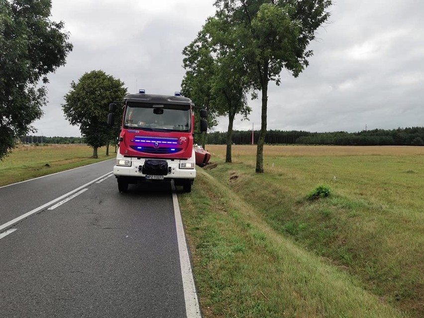 Kolizja w Chorzelach. Auto w rowie. Wyglądało to bardzo groźnie. 27.08.2020. Zdjęcia