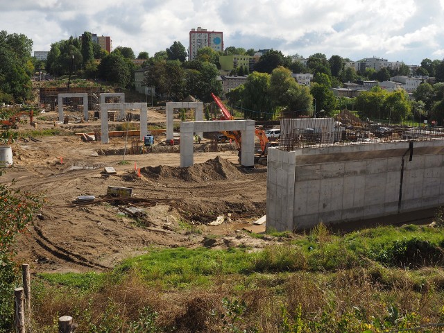 Na placu budowy wiaduktu w ciągu al. Monte Cassino w Koszalinie nieprzerwanie trwają prace. Z każdym tygodniem na miejscu pojawiają się kolejne elementy konstrukcji.