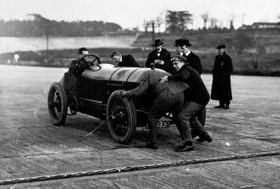 Brooklands, styczeń 1914. Rozruch silnika w samochodzie Hornsteda. Aby zakręcić korbą trzeba było wysiłku dwóch osób