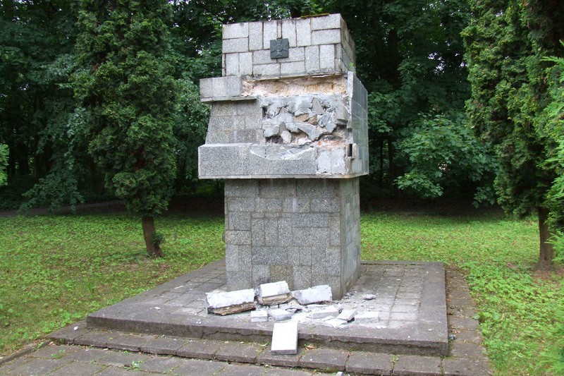 Złodzieje ukradli mosiężną tablicę z pomnika w Chełmnie