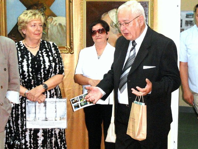 Henryk Glaza w otoczeniu gości na otwarciu wystawy.