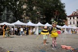 Pszczelarze przybyli na plac Wolnica. Trwa Krakowskie Miodobranie