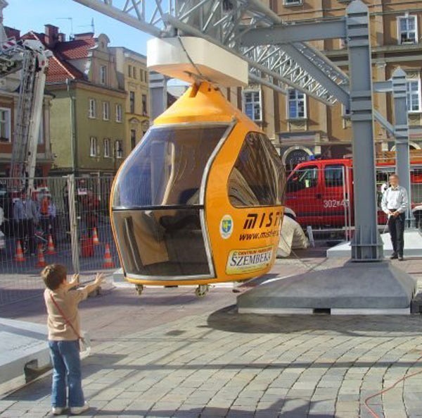 Budowa kolejek gondolowych jezdzących nad ulicami miasta....