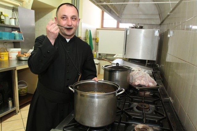 Brat Sławomir Przywecki posługuje w klasztornej kuchni na Świętym Krzyżu i poleca proste klasztorne dania.