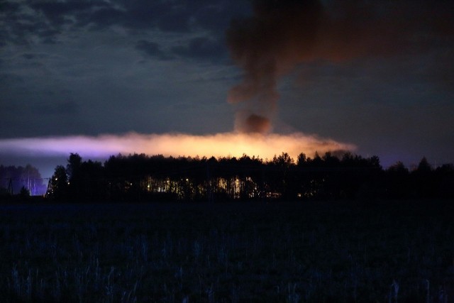 W sobotę 21 maja po godz. 22 w Ostrołęce usłyszeć można było kilka potężnych wybuchów. Doszło do nich na jednej ze stacji paliw znajdującej się przy ul. Składowej. Na miejsce przyjechała straż pożarna. W międzyczasie dochodziło do kolejnych eksplozji.