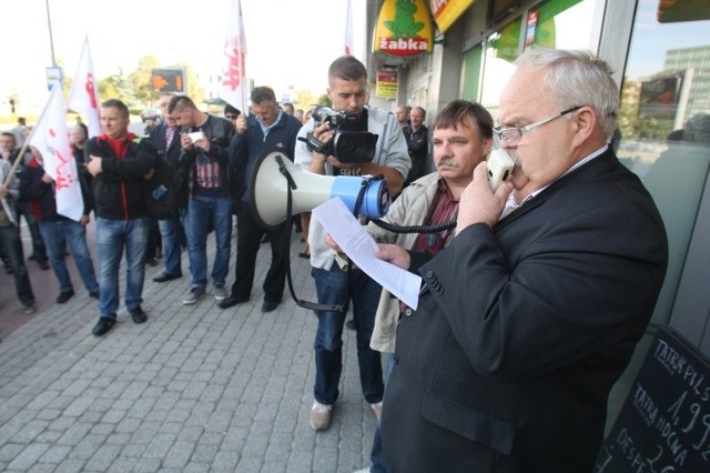 Pracownicy kieleckich „marmurów” protestowali w Kielcach (WIDEO)Jacek Michalski, przewodniczący „Solidarności” w Kieleckich Kopalniach Surowców Mineralnych odczytał petycję do premier Ewy Kopacz.