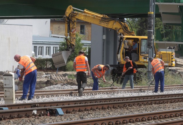 Za wykonanie pierwszego etapu przebudowy linii kolejowej numer 22 odpowiada przedsiębiorstwo budowlano-remontowe TOR z Mysłowic. Zadanie to pochłonie 18 milionów 700 tysięcy złotych.