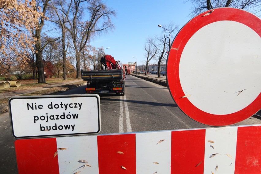 Przebudowa ronda przy Gali. Drogowcy zamknęli dla ruchu część Al. Zygmuntowskich (WIDEO, ZDJĘCIA)