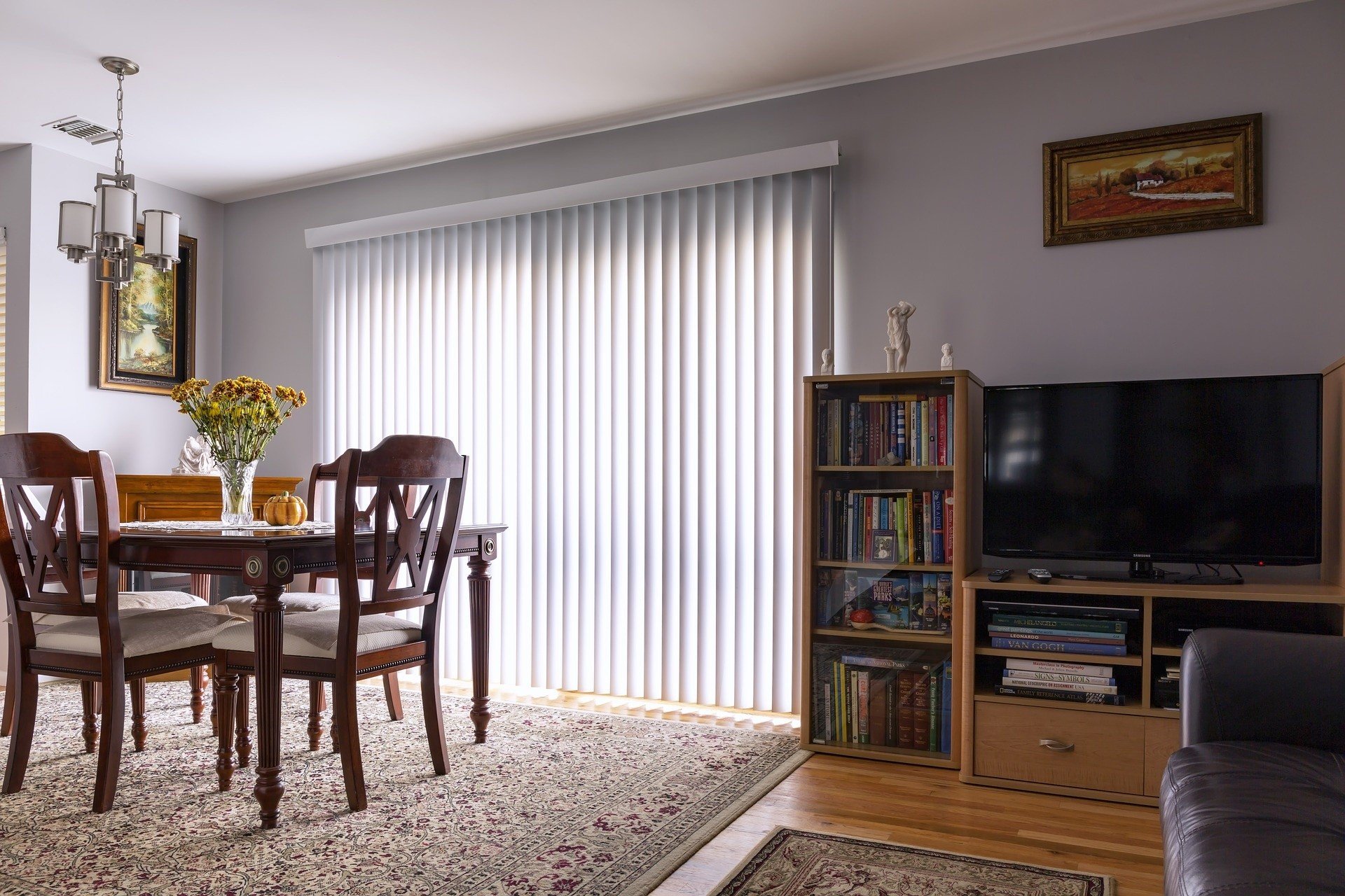 Jaka dekoracja okien jest najlepsza? Firany, zasłony czy rolety? | RegioDom