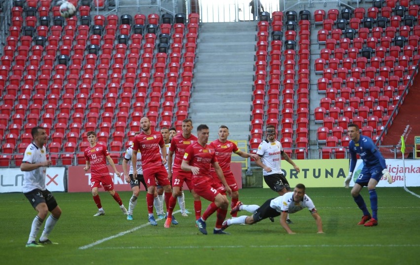 Kibice GKS Tychy wreszcie mogli się cieszyć. Zobaczyli pięć goli i pogrom Skry (5:0). Zdjęcia fanów ze stadionu przy Edukacji