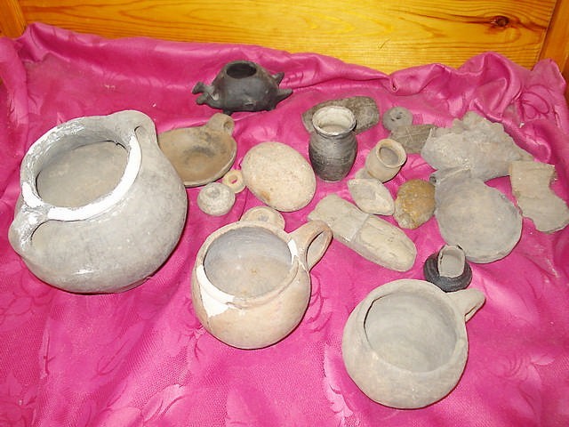 Naczynia, które znaleziono w Gąskach podczas prac archeologicznych w latach 80.