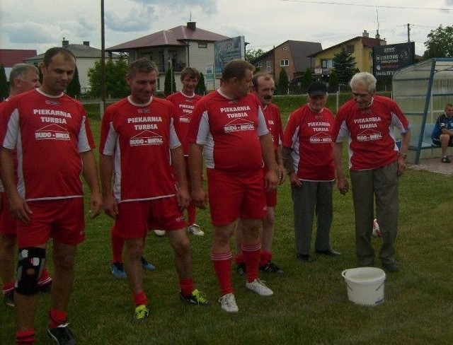 85-letni Emil Lichy (pierwszy z prawej) i stojący obok niego o pięć lat starszy Emil Szpilczyński symbolicznym kopnięciem piki rozpoczęli mecz w Turbi. 