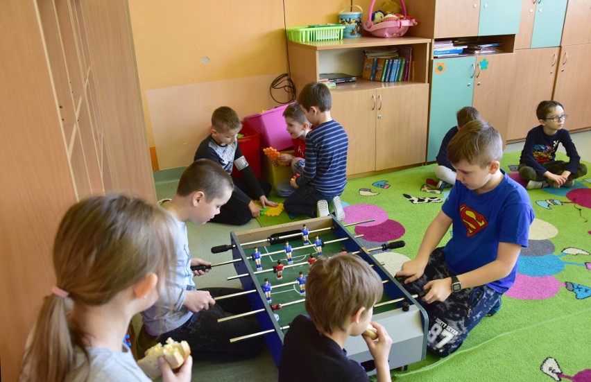 Strajk nauczycieli 2019 w Kielcach - DZIEŃ 2. Nadal nie ma zajęć w większości szkół. Cztery przedszkola odstąpiły od protestu [RAPORT]