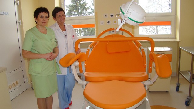 Pielęgniarka oddziałowa Lucyna Ziarko i położna Ernestyna Dybał w odnowionej sali porodowej
