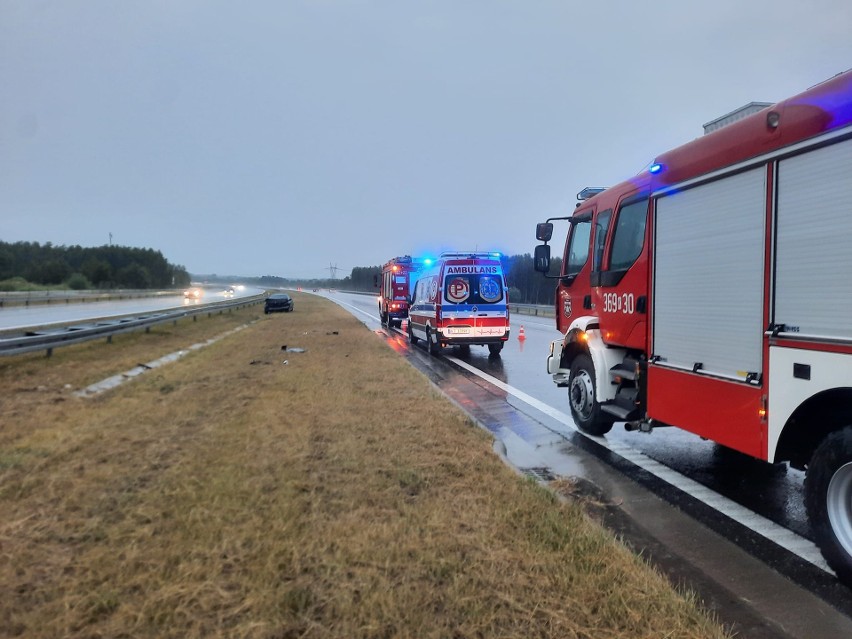 Samochód, na mokrej i śliskiej drodze, wypadł z jezdni i...