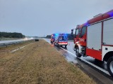 Wypadek na autostradzie koło Tarnowa. Samochód kierowany przez Ukraińca rozbił się o bariery energochłonne przy A4