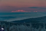 Mroźne poranki na Jaworzynie Krynickiej z widokiem na Tatry. W Krynicy-Zdroju czekają na lepszą pogodę, bo ona zdecyduje o sukcesie majówki