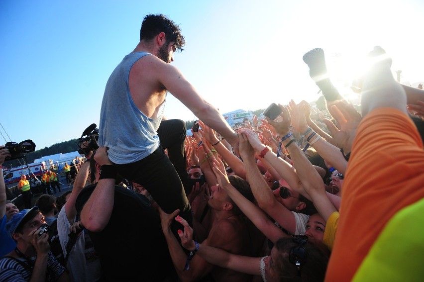 Yannis Philippakis, wokalista grupy, zeskoczył ze sceny i...