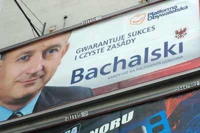 Billboardy senatora Bachalskiego wiszą w centrum, przy skrzyżowaniu ul. Chrobrego z Wybickiego