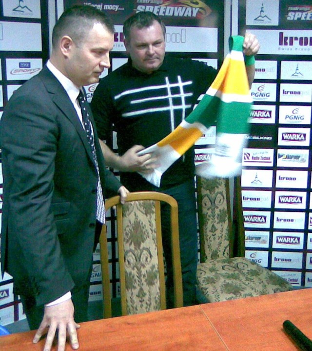 Piotr Żyto z szalikiem Falubazu, który zgodnie ze zwyczajem wręczył mu prezes klubu Robert Dowhan
