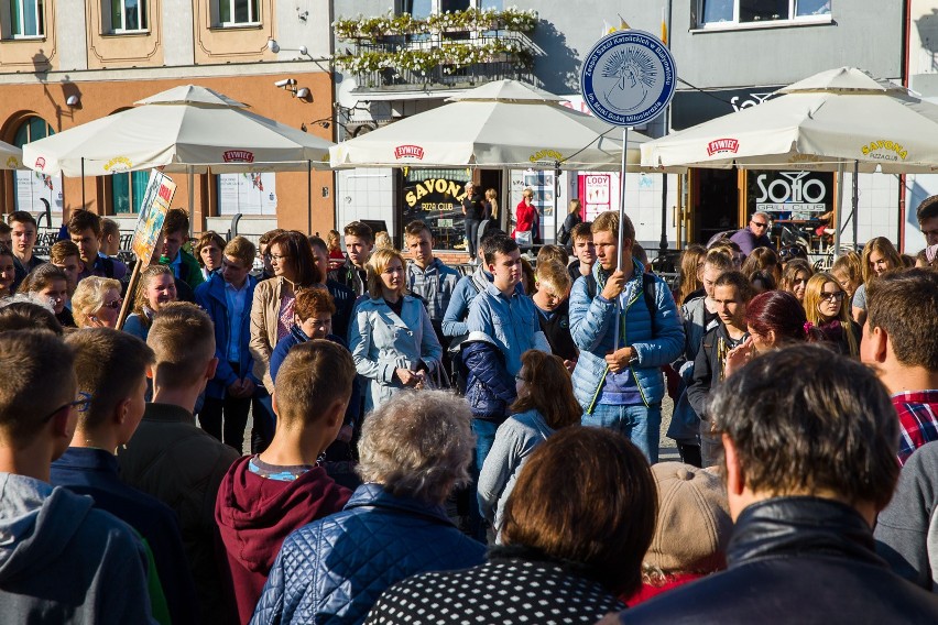 Wierni odmówili koronkę przy skrzyżowaniach i na placach  (zdjęcia)