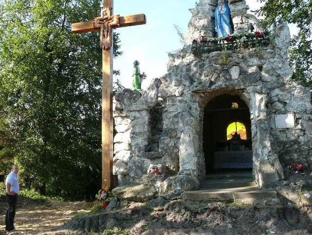 Stara grota skalna w centrum Krasocina zostanie odnowiona. Wójt Ireneusz Gliściński mówi, że spędził tutaj swoje dzieciństwo.