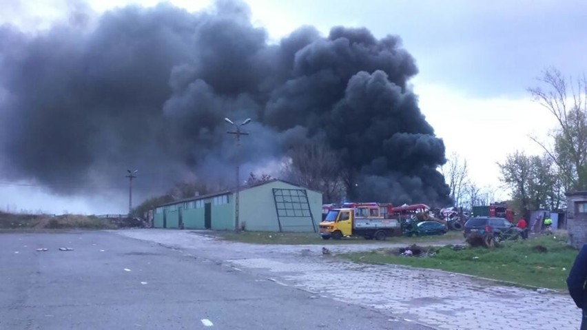 Groźny pożar w składzie metali w Klimontowie