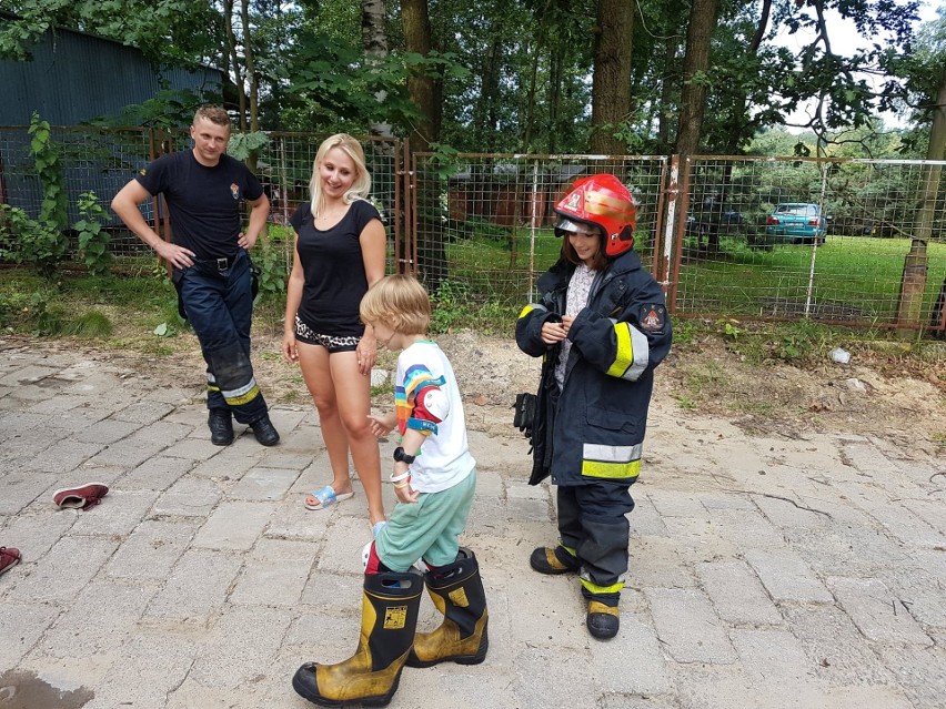 Strażacy uczyli dzieci udzielania pierwszej pomocy.