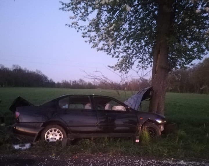 W miejscowości Łęg pod pod Śremem auto uderzyło w drzewo....