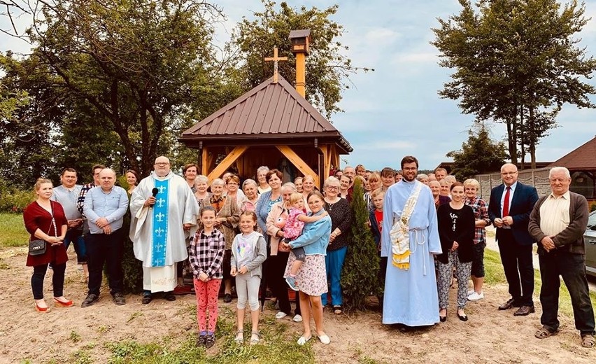 Parafialna uroczystość we Wszachowie. Mieszkańcy odbudowali kapliczkę [ZDJĘCIA]