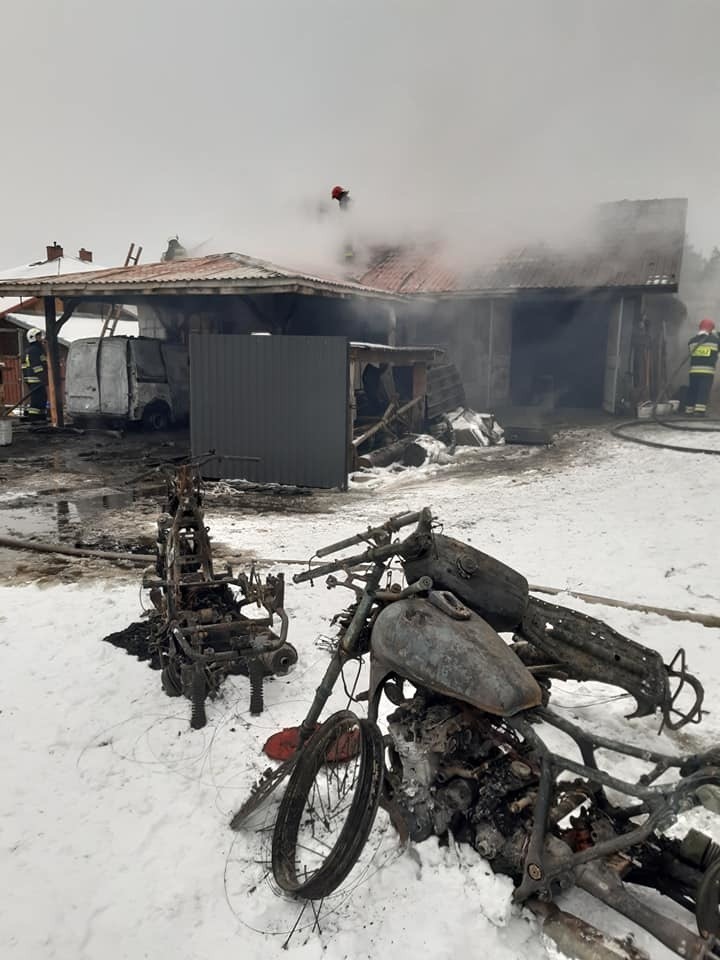 Pożar garażu w Pysznicy! Spłonął samochód i motocykle (ZDJĘCIA)