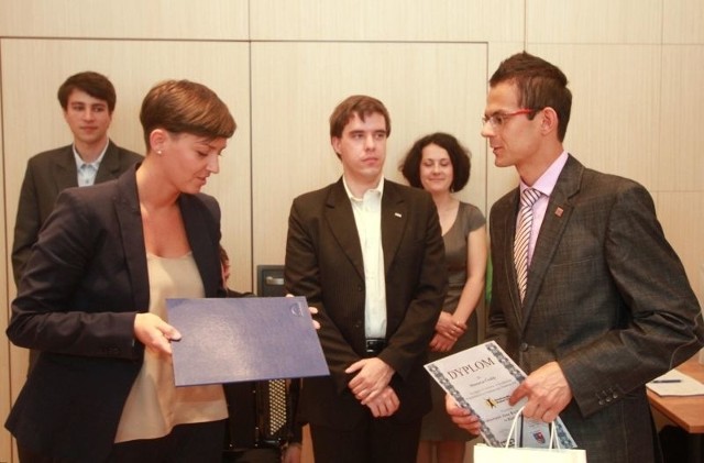 Mateusz Ćwikła otrzymał też nagrodę &#8211; dwuletni staż w firmie MAN, którą przekazała mu przedstawicielka firmy.