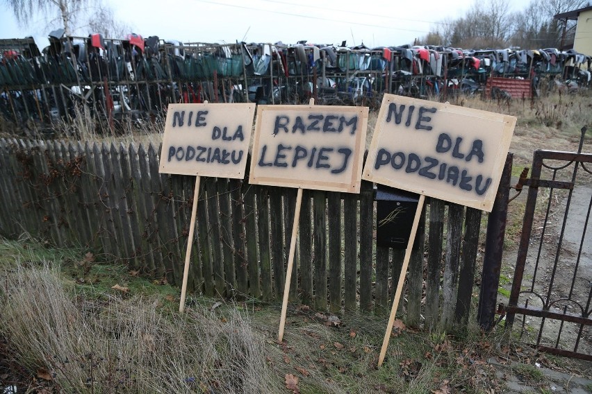 Dwie manifestacje. Jedna za utworzeniem gminy Grabówka,...