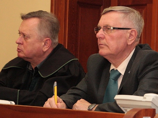 Tadeusz Dubicki ze swoim obrońcą mec. Jerzym Synowcem. Były burmistrz nie przyznaje się do zarzucanych mu przestępstw.