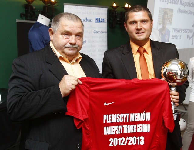 Krzysztof Kapuściński (z prawej) statuetkę dla trenera roku odebrał z rąk Henryka Wawrowskiego.