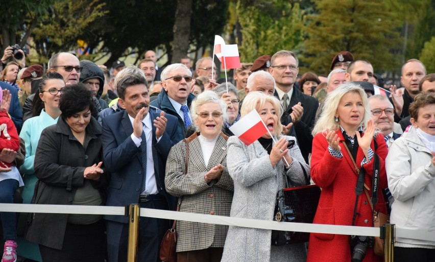 Andrzej Duda – skandowali sympatycy prezydenta RP w Oświęcimiu. Konstytucja – grzmiał KOD  